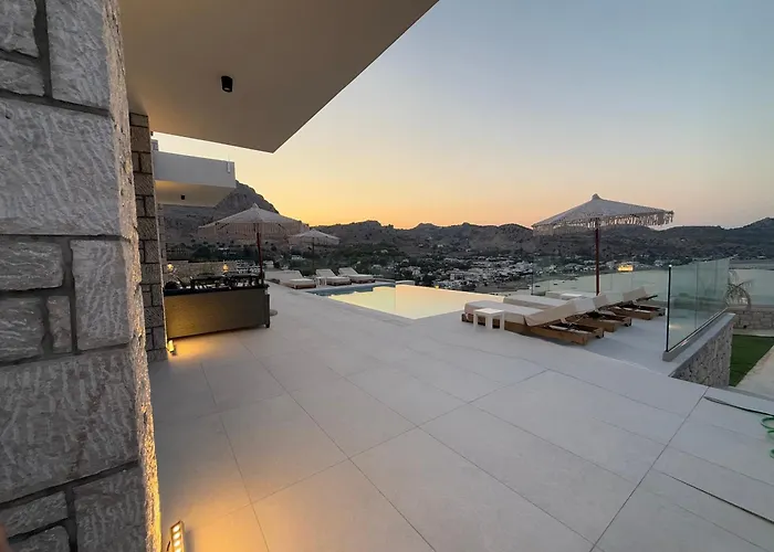 וילה Blue Infinito Boutique Villa, Infinity Pool , Heated Jacuzzi & Panoramic Sea View ארכאנגלוס